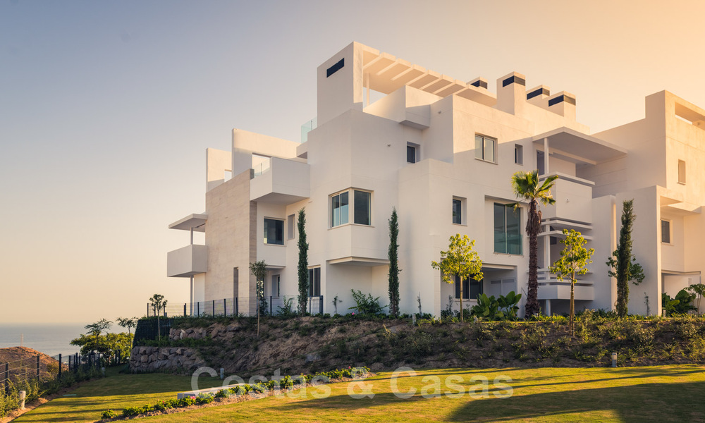 Modern-contemporary luxury apartments with exquisite sea views for sale, short drive to Marbella centre. Ready to move in. Last 3 penthouses. 38308