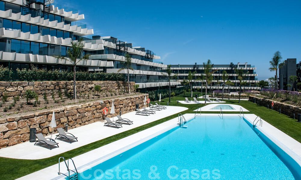 Move-in ready, modern 3-bedroom apartment for sale in a golf resort on the New Golden Mile, between Marbella and Estepona 51007