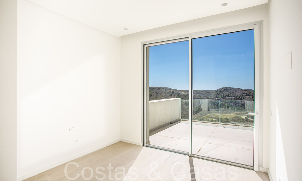Ready to move in, brand new 3 bedroom penthouse for sale with sea views in a gated resort in Benahavis - Marbella 66222
